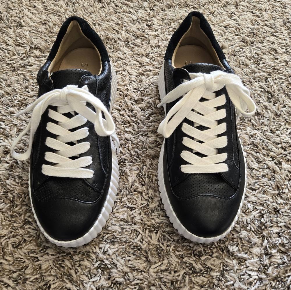 Silent D sneaker